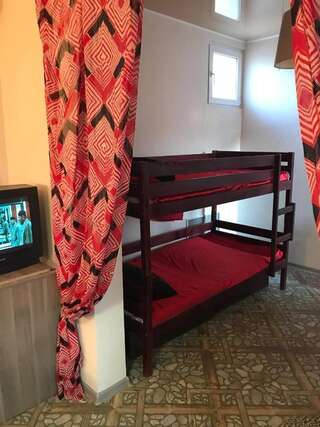 Гостевой дом Добрый Лев Сухум Четырехместный номер с общей ванной комнатой-5