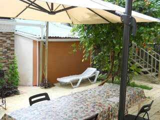 Гостевой дом Добрый Лев Сухум Двухместный номер с 2 отдельными кроватями и общей ванной комнатой-2