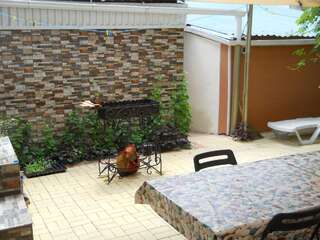 Гостевой дом Добрый Лев Сухум Двухместный номер с 2 отдельными кроватями и общей ванной комнатой-3