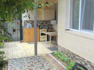 Гостевой дом Добрый Лев Сухум Двухместный номер с 2 отдельными кроватями и общей ванной комнатой-5