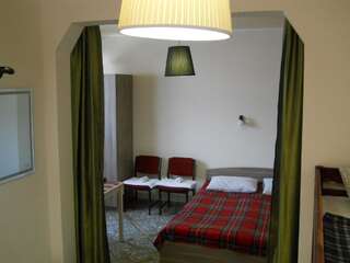 Гостевой дом Добрый Лев Сухум Четырехместный номер с общей ванной комнатой-11