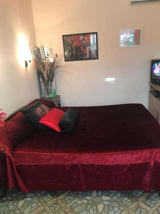 Гостевой дом Добрый Лев Сухум Четырехместный номер с общей ванной комнатой-3